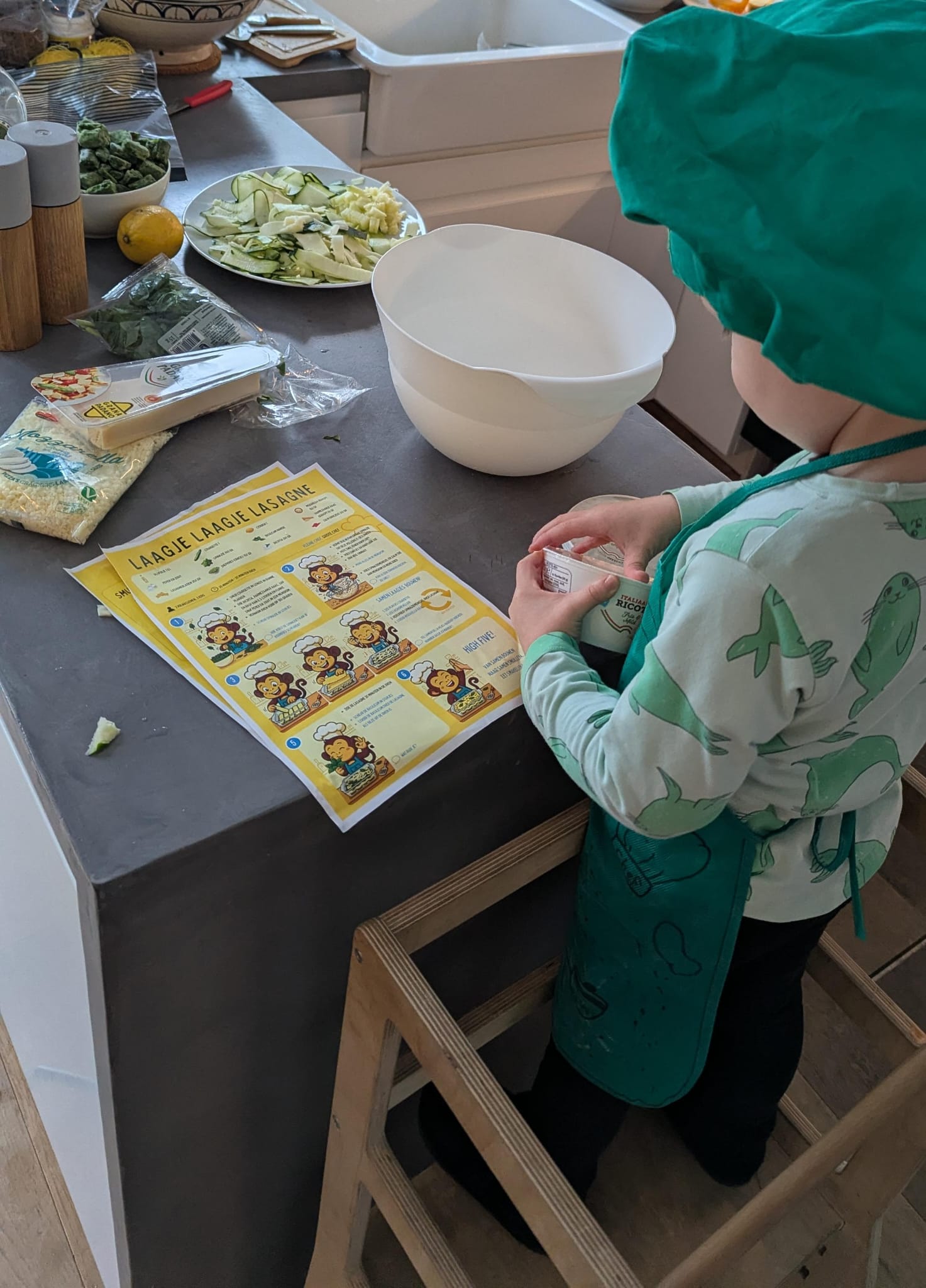 Kind kookt samen met ouder